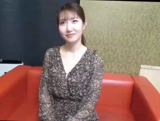 小巧的女友在热辣而沉重的会话中被操